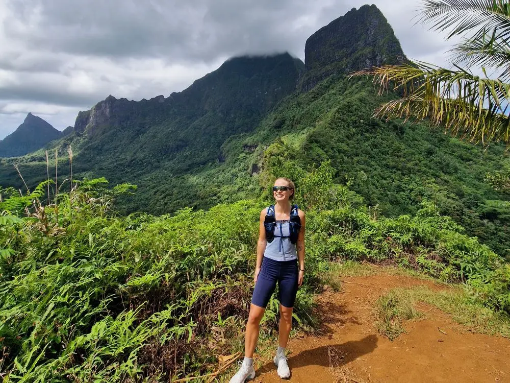A hiker on the best hiking trail in Moorea at the viewpoint of Three Coconuts Pass