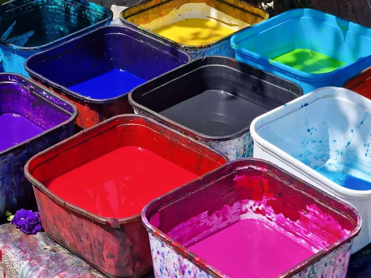 Paint bottles to create your own pareo - one of the stops on the ultimate one day itinerary on a bicycle around Bora Bora