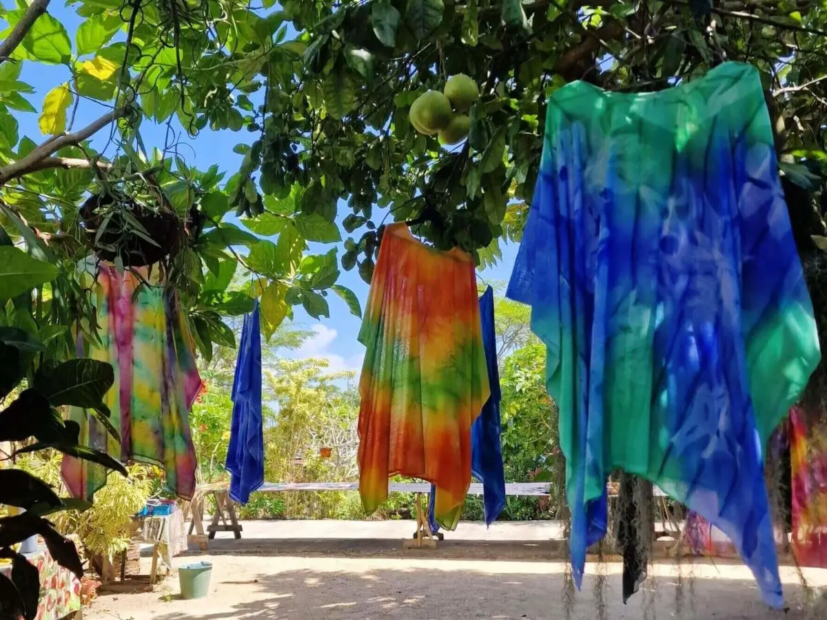 Pareo craft stand in Bora Bora - a stop on the one day bicycle itinerary around the island