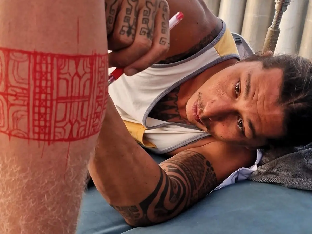 The Polynesian tattoo artist Lolo prepares a tattoo