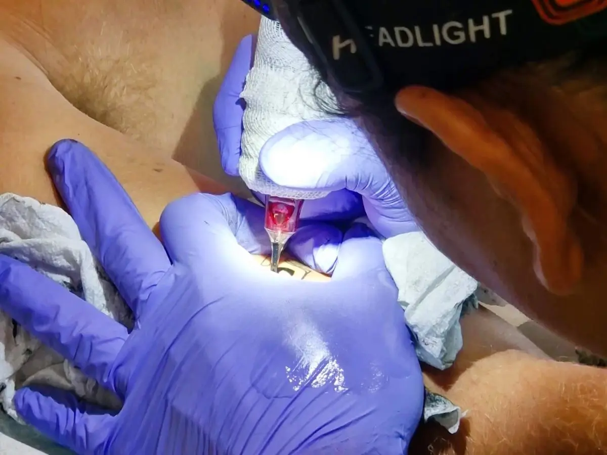 Lolo tattoos with precision and focus