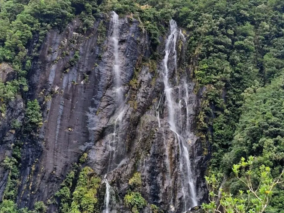 Two waterfalls in Franz Josef Glacier Nationalpark on the Roberts Point Track