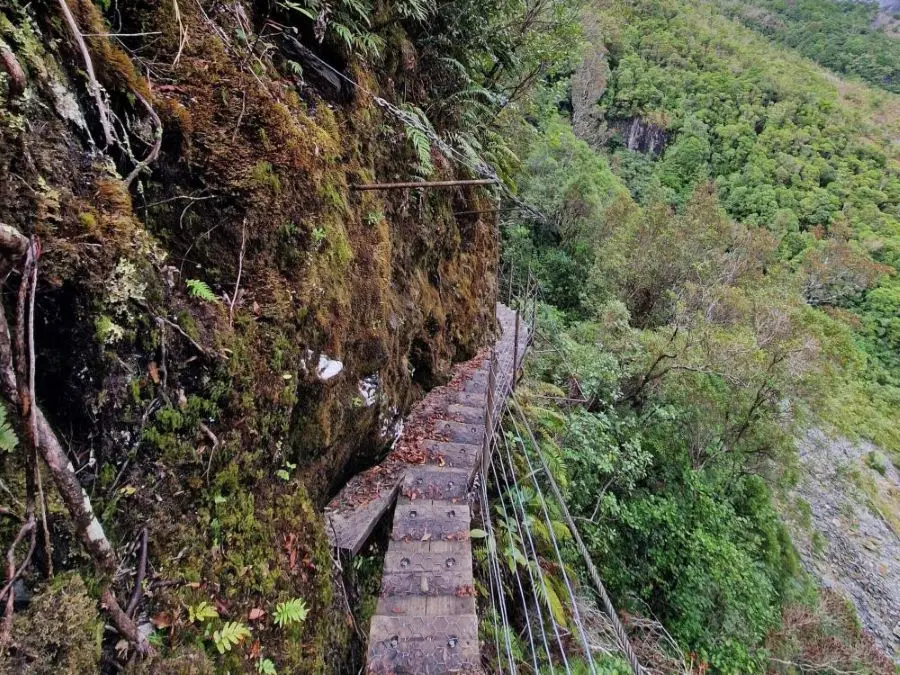 A suspension bridge on the Roberts Point Track towards the viewpoint of Franz Josef Glacier